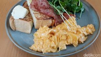 Satu lembar brioche yang dipotong menjadi dua dipanggang agak kecokelatan. Disajikan dengan beef bacon, potongan strawberry, rocket salad hingga microgreens. Enak dipadu dengan scramble egg dengan siraman maple syrup.