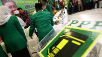 Para kader PPP kubu Djan Faridz menyalami Ahok usai deklarasi.