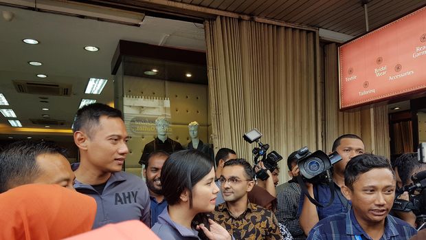Agus Yudhoyono dan Annisa Pohan di Pasar Baru