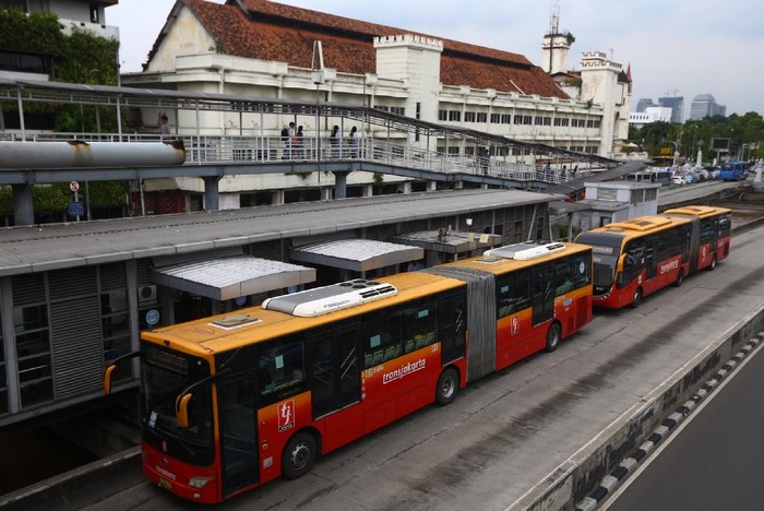 Sejumlah Bus Transjakarta antri untuk mengangkut penumpang di Halte Transjakarta Harmoni, Senin (17/10/2016). Pemprov DKI Jakarta dan PT TransJakarta berencana menambah armada bus.