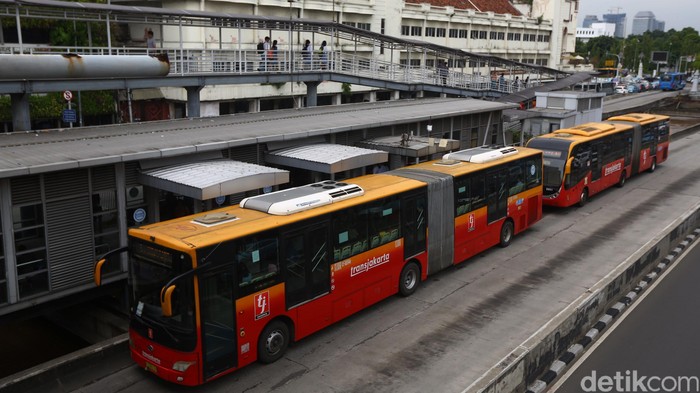 Sejumlah Bus Transjakarta antri untuk mengangkut penumpang di Halte Transjakarta Harmoni, Senin (17/10/2016). Pemprov DKI Jakarta dan PT TransJakarta berencana menambah armada bus.