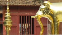 Pagoda ini berhias patung gajah yang juga berwarna emas. Kesannya memang megah, mewah dan sekaligus cantik (Fitraya/detikTravel)
