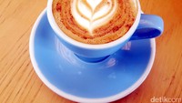 Racikan kopi house blend dari biji kopi Malabar, Gayo, Mandailing dan Bali langsung tercium wangi pada seruputan pertama. Slurp! Konsistensi cappucinonya terasa lembut dan creamy.