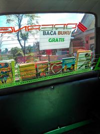 Buat Perpustakaan di Angkot, Ini Kisah Suami Istri 