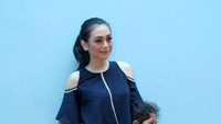Akhir-akhir ini ia sering membawa serta kedua putrinya tersebut saat beraktifitas. Pool/Ismail/detikFoto.