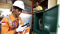 Petugas mengecek saluran pipa gas di  dapur sebuah warung makan nasi jamblang khas Cirebon di kawasan Jalan Veteran, Cirebon, Jawa Barat.