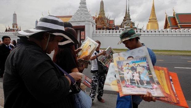 Pedagang Thailand Kebanjiran Permintaan Foto Mendiang Raja Bhumibol