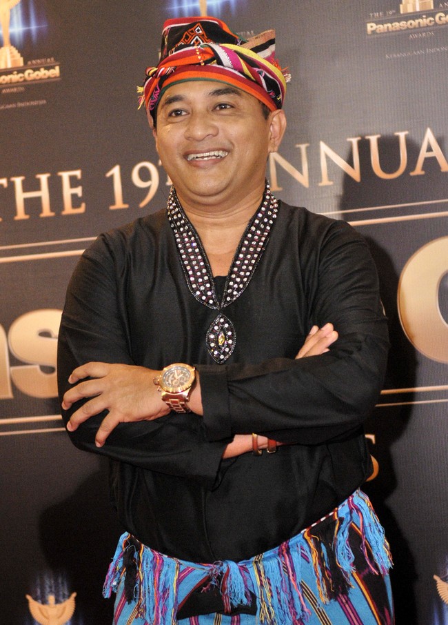 Presenter berita Jeremy Teti mengaku sering melihat sosok wanita duduk di balkon lantai tiga rumahnya. Sosok itu bahkan melayang dan masuk ke dalam rumah. Foto: Noel