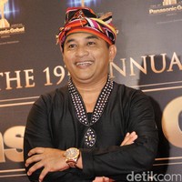 Presenter berita Jeremy Teti mengaku sering melihat sosok wanita duduk di balkon lantai tiga rumahnya. Sosok itu bahkan melayang dan masuk ke dalam rumah. Foto: Noel