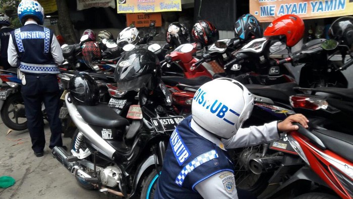 Petugas Dishub Cabut Pentil Kendaraan yang Parkir Liar di Semanggi