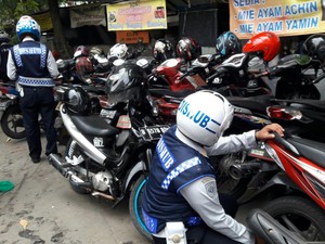Petugas Dishub Cabut Pentil Kendaraan yang Parkir Liar di Semanggi
