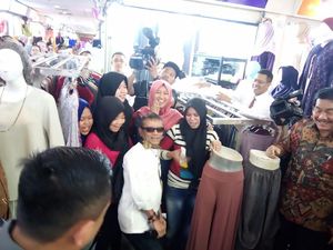 Blusukan ke Tanah Abang, Dirjen Pajak Selfie Bareng Pedagang