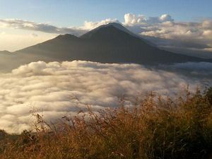 Jeg!, Bule Menari Telanjang di Puncak Gunung Batur