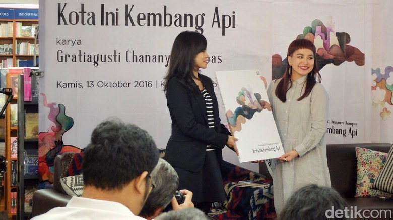 Penyair Anya Rompas Luncurkan 'Kota Ini Kembang Api'