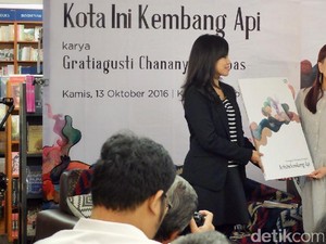 Penyair Anya Rompas Luncurkan Kota Ini Kembang Api