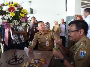 Kompaknya Ahok-Djarot Sarapan Burger dan Infused Water di JakBistro