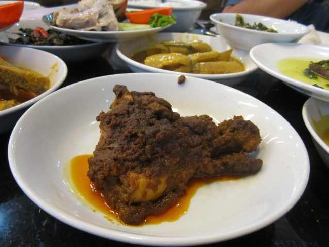 Gurih Wangi Rendang Ayam Enak untuk Makan Siang