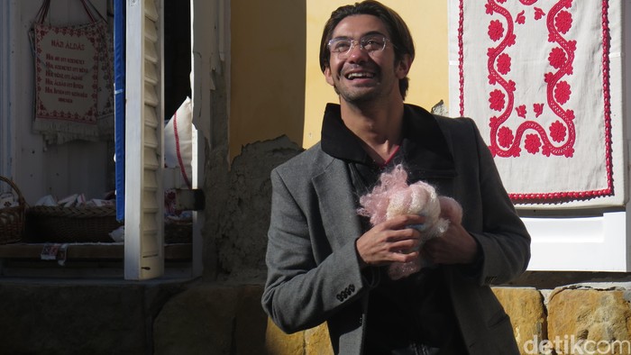 Reza Rahadian Bikin Tenang Laudya Cynthia Bella di SYTD 2