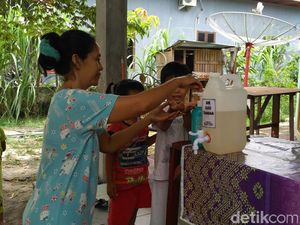 Manfaatkan Jeriken Berkeran, Warga Daerah Ini Biasakan Cuci Tangan Pakai Sabun