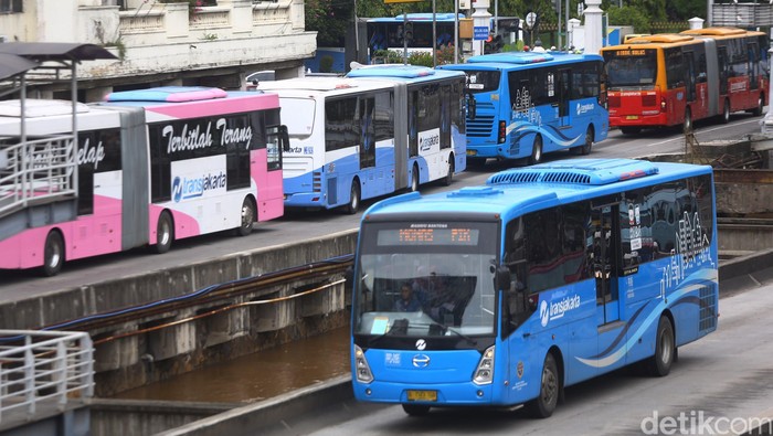 Sejumlah Bus Transjakarta antri untuk mengangkut penumpang di Halte Transjakarta Harmoni, Senin (17/10/2016). Pemprov DKI Jakarta dan PT TransJakarta berencana menambah armada bus.