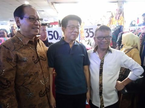 <i>Blusukan</i> ke Tanah Abang, Dirjen Pajak <i>Selfie</i> Bareng Pedagang