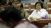 Menteri Lingkungan Hidup dan Kehutanan Siti Nurbaya saat menerima pandangan mini dari Fraksi Gerindra, Aryo Djojohadikusumo.