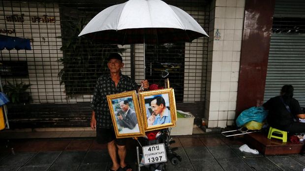 Pedagang Thailand Kebanjiran Permintaan Foto Mendiang Raja Bhumibol