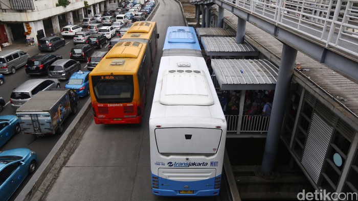 Sejumlah Bus Transjakarta antri untuk mengangkut penumpang di Halte Transjakarta Harmoni, Senin (17/10/2016). Pemprov DKI Jakarta dan PT TransJakarta berencana menambah armada bus.