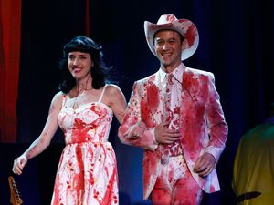 Jarang Tampil, Joseph Gordon-Levitt dan Istri Muncul dengan Kostum Berdarah