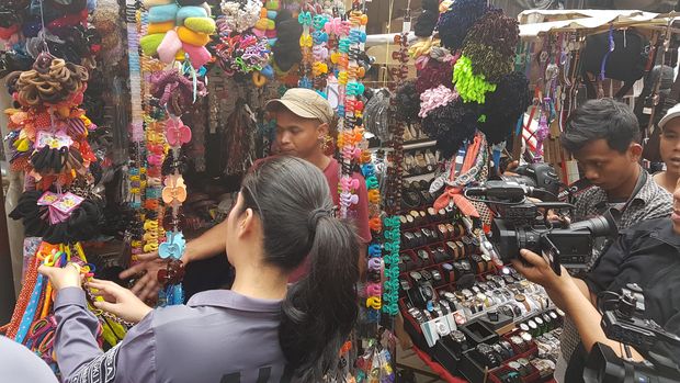 Keliling Pasar Baru, Agus dan Annisa Pohan Belanja Batik Betawi
