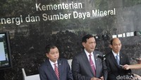 Ignasius Jonan, Luhut Panjaitan, dan Archandra Tahar saat berbicara kepada sejumlah wartawan.