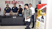 Aktris berusia 25 tahun itu terlihat santai dengan jaket army, kaus putih, ripped jeans dan boots coklat. Pool/Noel/detikFoto.