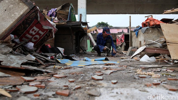 Dibongkar, Pasar Rumput Mulai Rata dengan Tanah