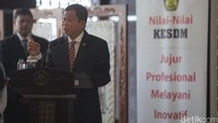 Menteri ESDM baru Ignasius Jonan saat berpidato di atas podium.