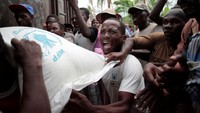 Warga berebut bantuan makanan di Kota Saint Jean du Sud, Haiti, Minggu (16/10). REUTERS/Andres Martinez Casares.