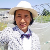 Pria asal Prefektur Yamagata, Jepang ini memiliki gaya busana yang tak biasa dari para petani pada umumnya. Kiyoto mengenakan pakaian necis saat bekerja di sawah. Foto: Dok. Kaburamai Blog