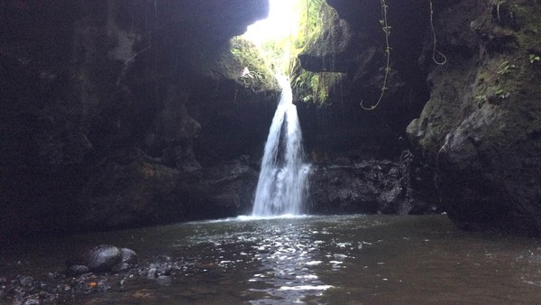 Air Terjun Burung Walet yang Tersembunyi di Lombok Timur