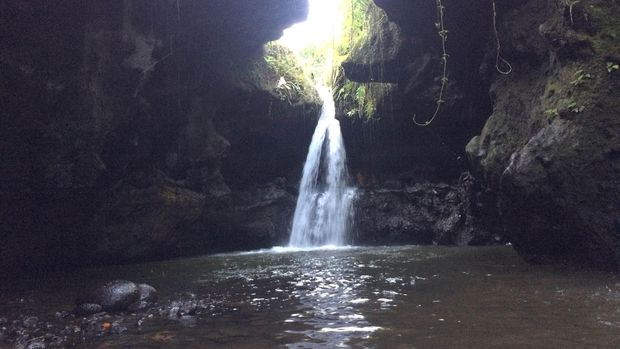 Dilanjutkan dengan menyusuri sungai (Masaul/detikTravel)