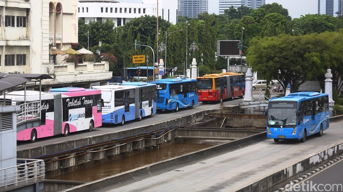 Sejumlah Bus Transjakarta antri untuk mengangkut penumpang di Halte Transjakarta Harmoni, Senin (17/10/2016). Pemprov DKI Jakarta dan PT TransJakarta berencana menambah armada bus.