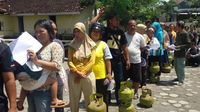 Warga rela antre di operasi pasar elpiji 3 kg di Kantor Camat Bantul (Foto:  Edzan Raharjo-detikFinance)