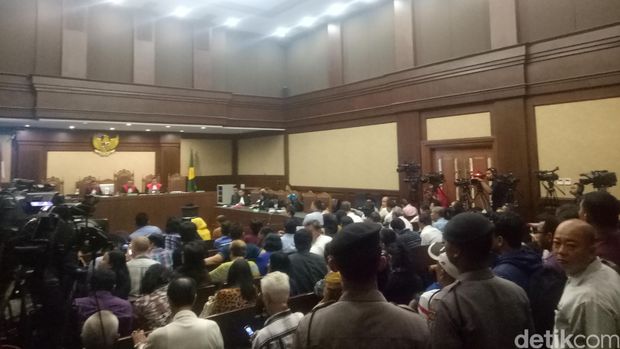 Sidang Jessica Kembali Ramai, Hakim Sempat Tegur Pengunjung