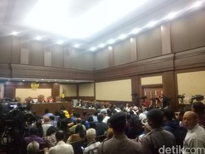 Sidang Jessica Kembali Ramai, Hakim Sempat Tegur Pengunjung