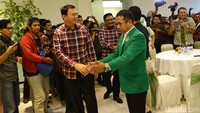 Ahok dan Djarot menyalami kader PPP kubu Djan Faridz.