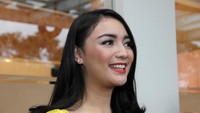 Ia selalu tersenyum kala berpose di depan kamera. Pool/Ismail/detikFoto.