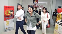 Nabila juga sempat bercanda dengan menyebut ada panggilan kerja perihal tujuan kedatangannya ke Resmob. Pool/Noel/detikFoto.