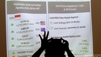 Jurnalis memotret grafik nilai tukar rupiah terhadap mata uang asing periode September 2016.