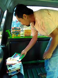 Viral di Medsos, Suami-Istri Ini Dipuji Bikin Perpustakaan di Angkot