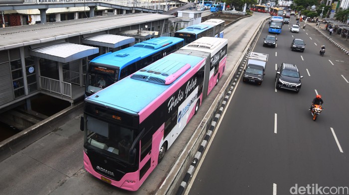 Sejumlah Bus Transjakarta antri untuk mengangkut penumpang di Halte Transjakarta Harmoni, Senin (17/10/2016). Pemprov DKI Jakarta dan PT TransJakarta berencana menambah armada bus.