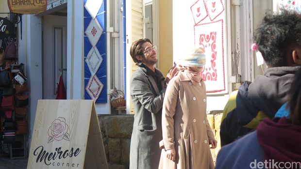  Syuting 'SYTD2', Reza Rahadian Mesra dengan Raline Shah di Szentendre  