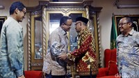 Bakal kandidat gubernur dan wakil gubernur DKI Anies Baswedan-Sandiaga Uno berkunjung ke Kantor Pusat Dahwa Muhammadiyah di Menteng, Jakarta Pusat. Mereka bertemu dengan Ketua Umum PP Muhammadiyah Haedar Nashir.